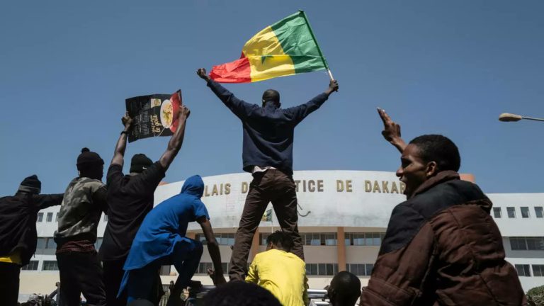 Sénégal une démocratie ancienne en mal de réforme ou une démocratie du phénix