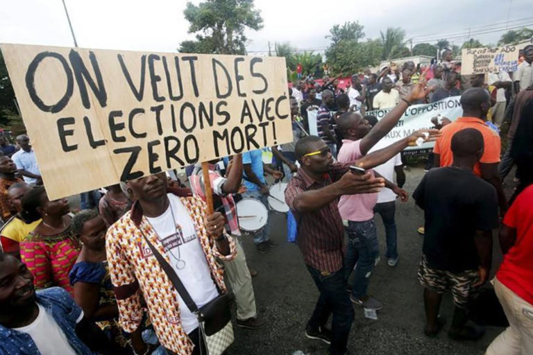 Afrique de lOuest retrospection sur une democratie tangueuse et instable