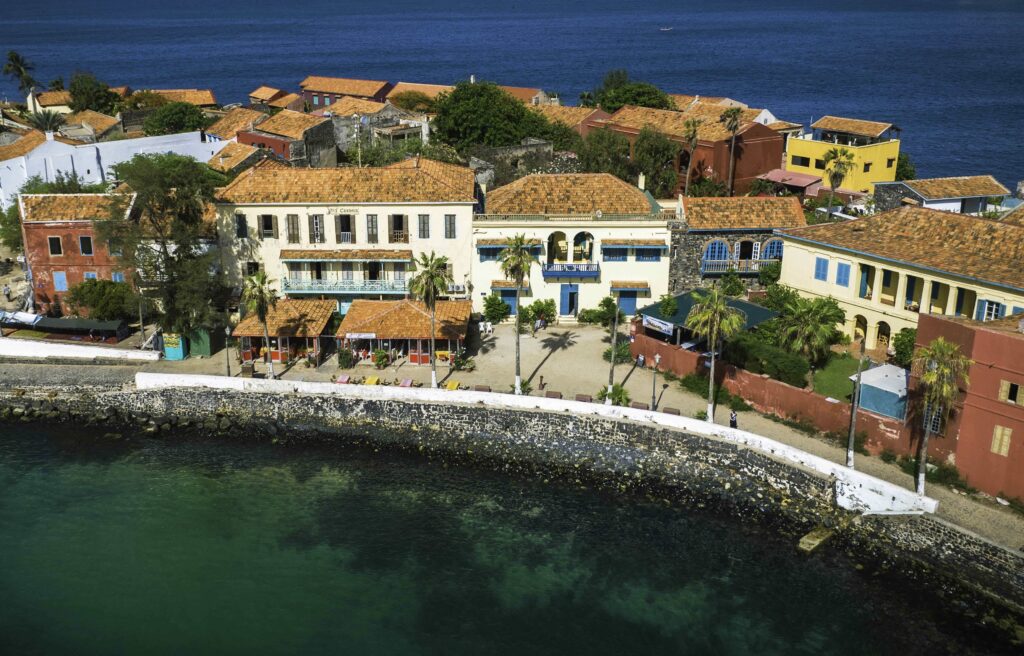 Centre de conférence TERAL 7 Vue aérienne de l’île de Gorée, ses maisons colorées et son port