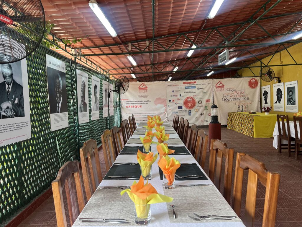 Centre de conférence TERAL 6 Tables dressées pour un repas sous la terrasse couverte de TERAL