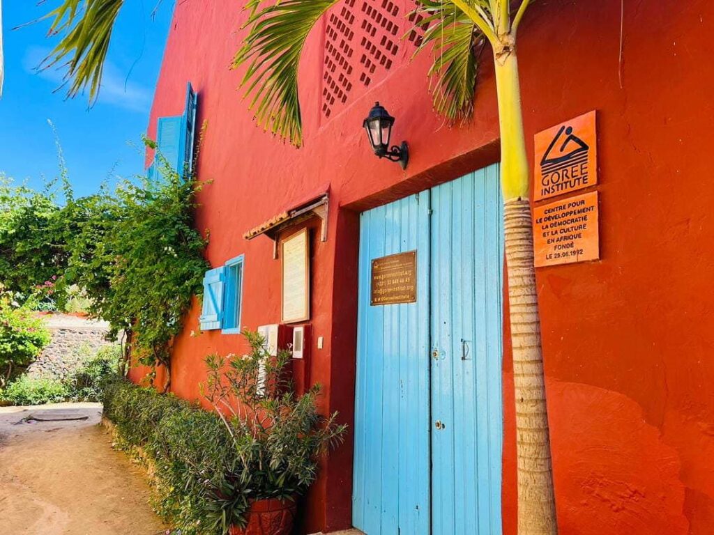Contacts 2 Façade rouge et porte bleue de Gorée Institute, sur l’île de Gorée